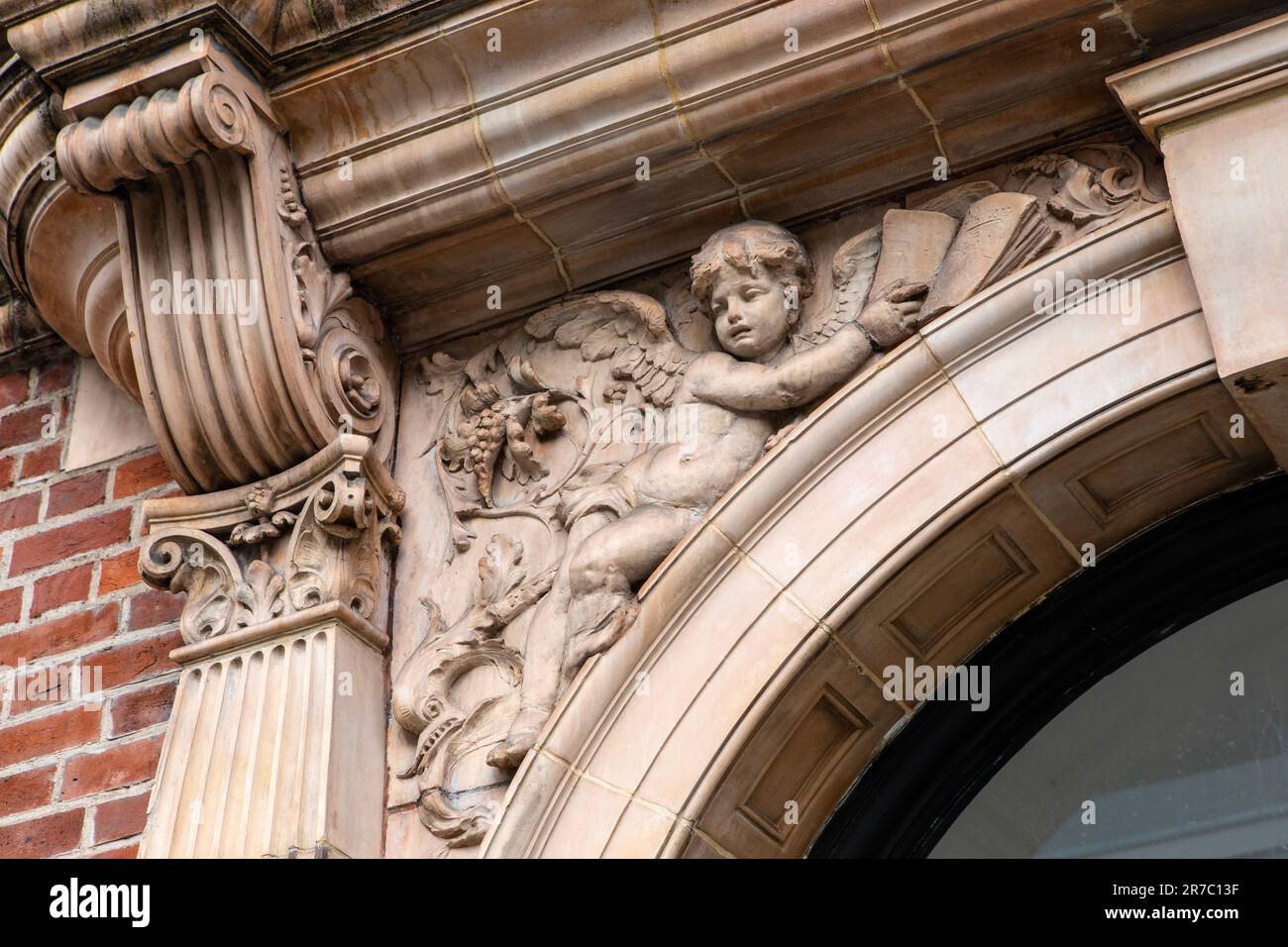 London, Großbritannien - März 2. 2023: Kunstvoll verzierte Steinskulptur über dem Eingangsschild zur Whitechapel Gallery in London, Großbritannien. Stockfoto