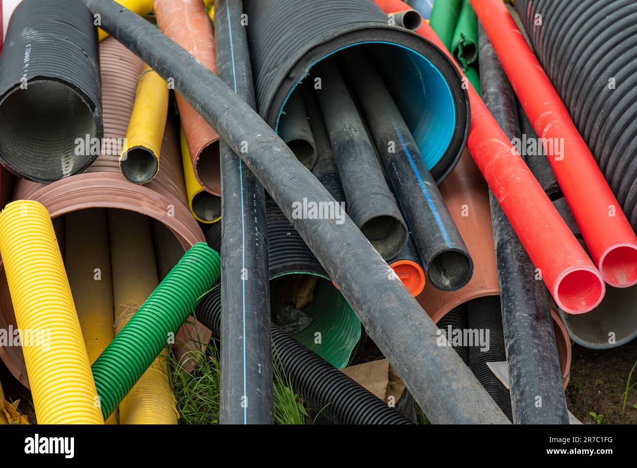Gebrauchte Kunststoffrohre, die an einer Sammelstelle für wiederverwertbare Materialien im Bezirk Kyläsaari in Helsinki, Finnland, recycelt werden sollten Stockfoto