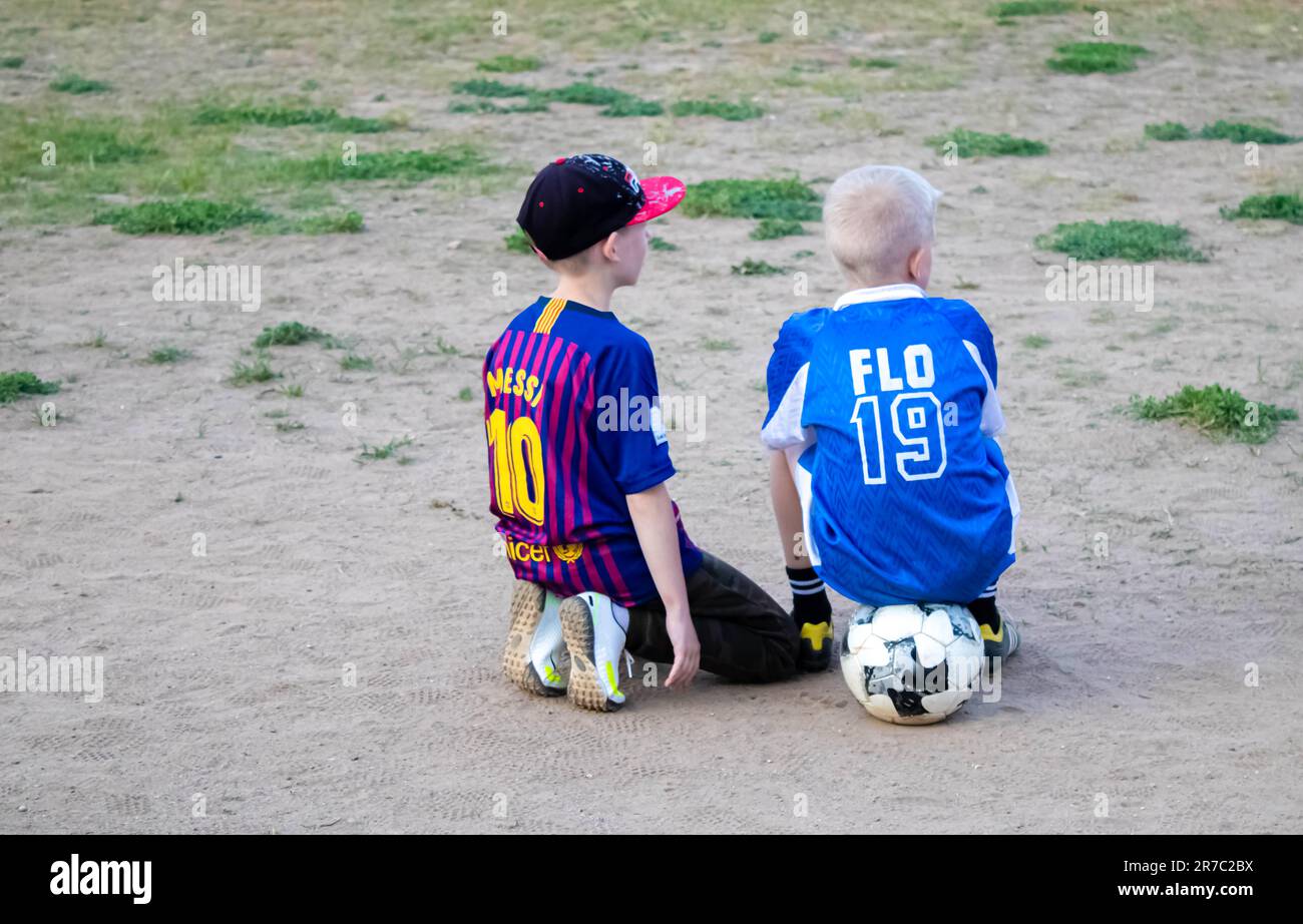 Zwei kleine Jungen - Fußballspieler, isoliert über Weiß Stockfoto