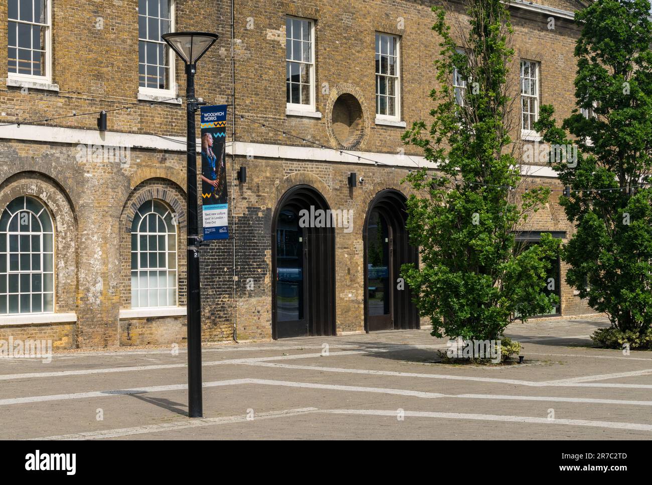 Woolwich, London - 15. Mai 2023: Eintritt zum Kulturzentrum Woolwich Works im Royal Arsenal Riverside Development Stockfoto