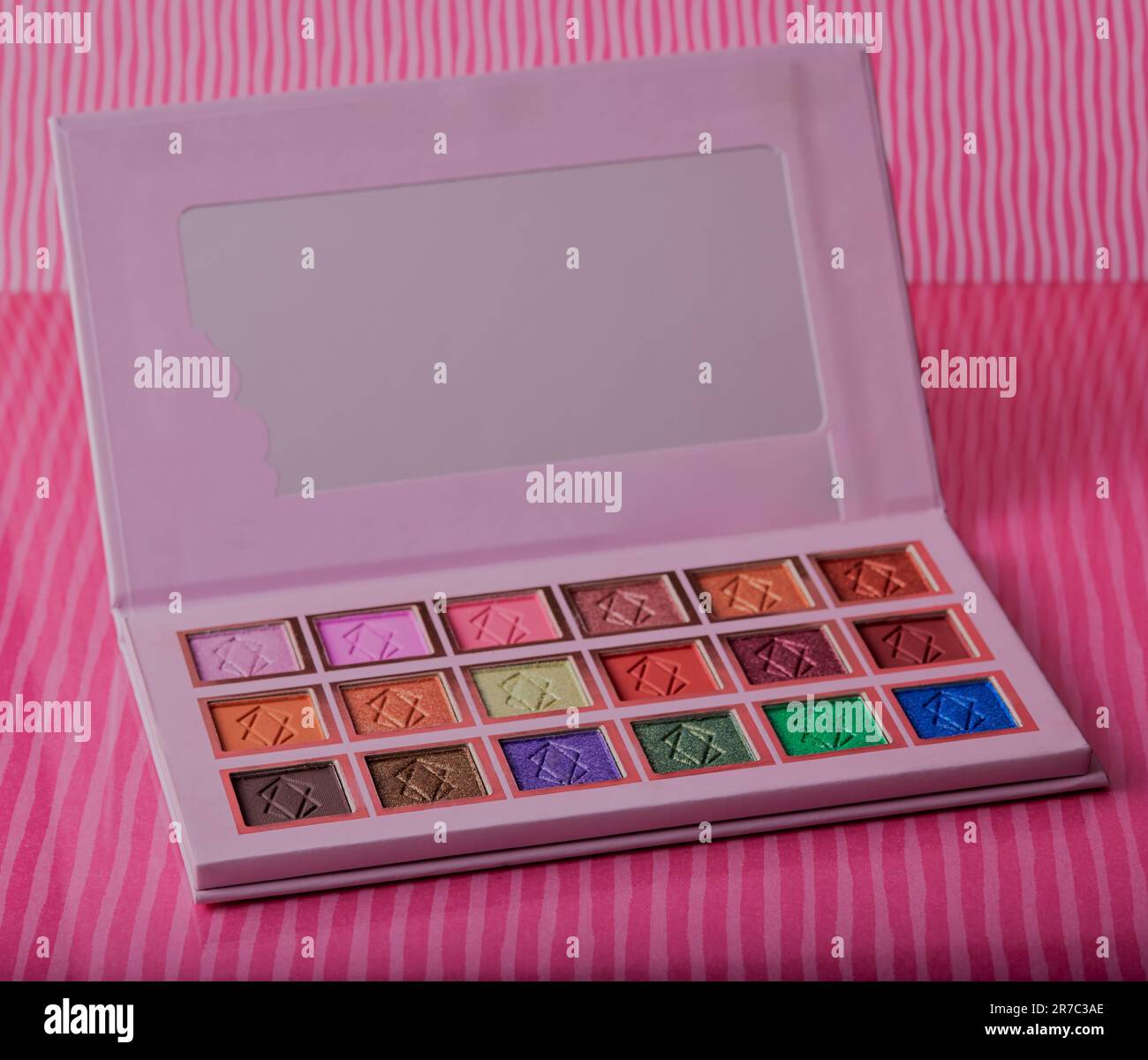 Coole pinkfarbene Lidschatten auf pinkfarbenem Hintergrund. Stockfoto