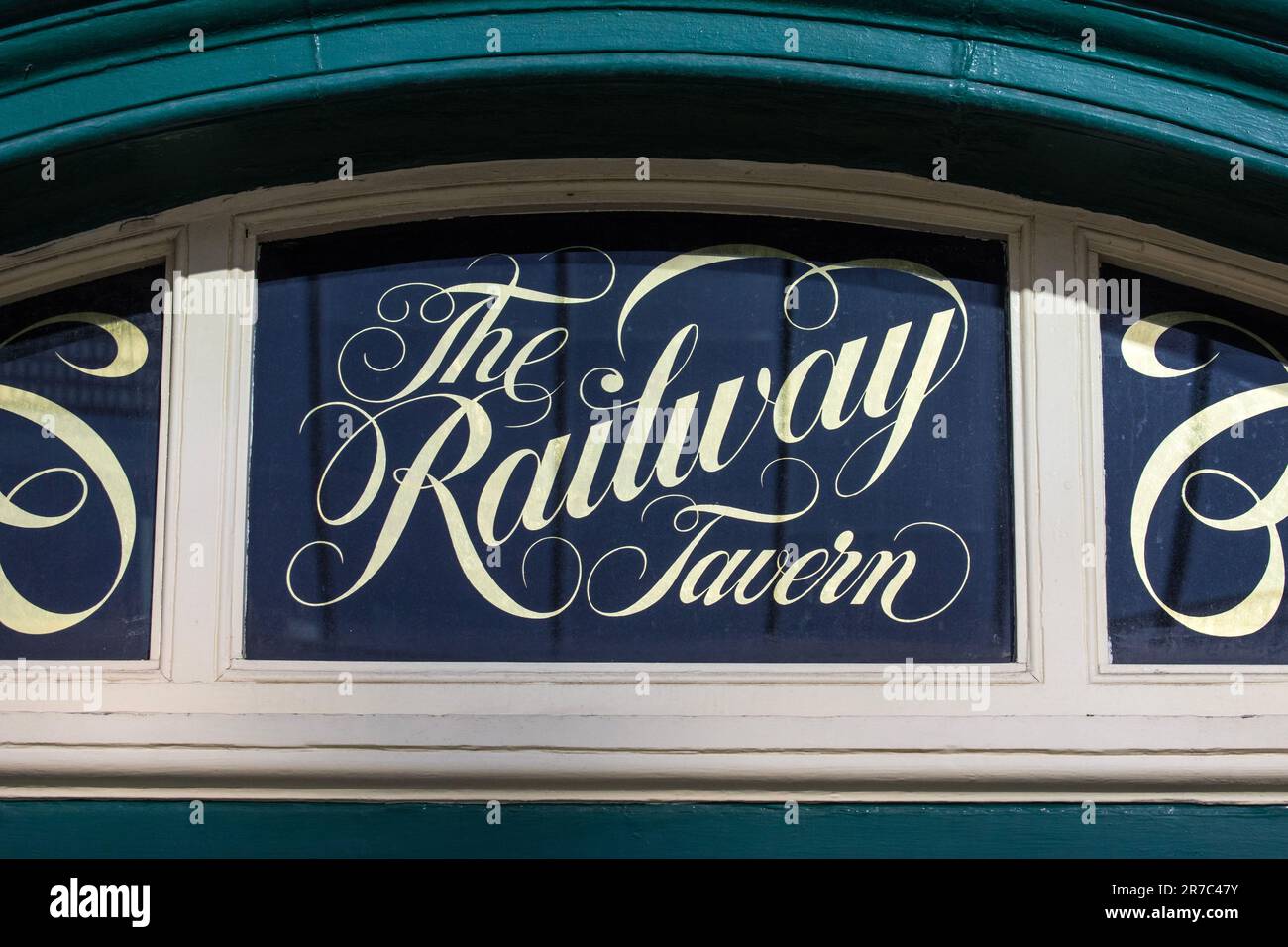 London, Großbritannien - März 2. 2023: Schild über dem Eingang zum Railway Tavern Public House in der Liverpool Street in London, Großbritannien. Stockfoto