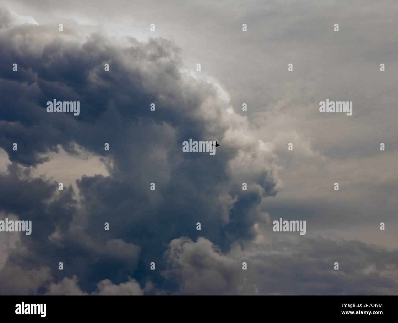 Zivilflugzeug in der Nähe des Sturms Stockfoto