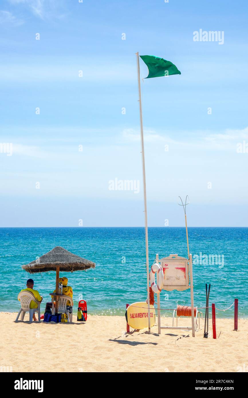 Rettungsschwimmer am Strand, Praia de Quarteira, Quarteira, Algarve, Portugal Stockfoto