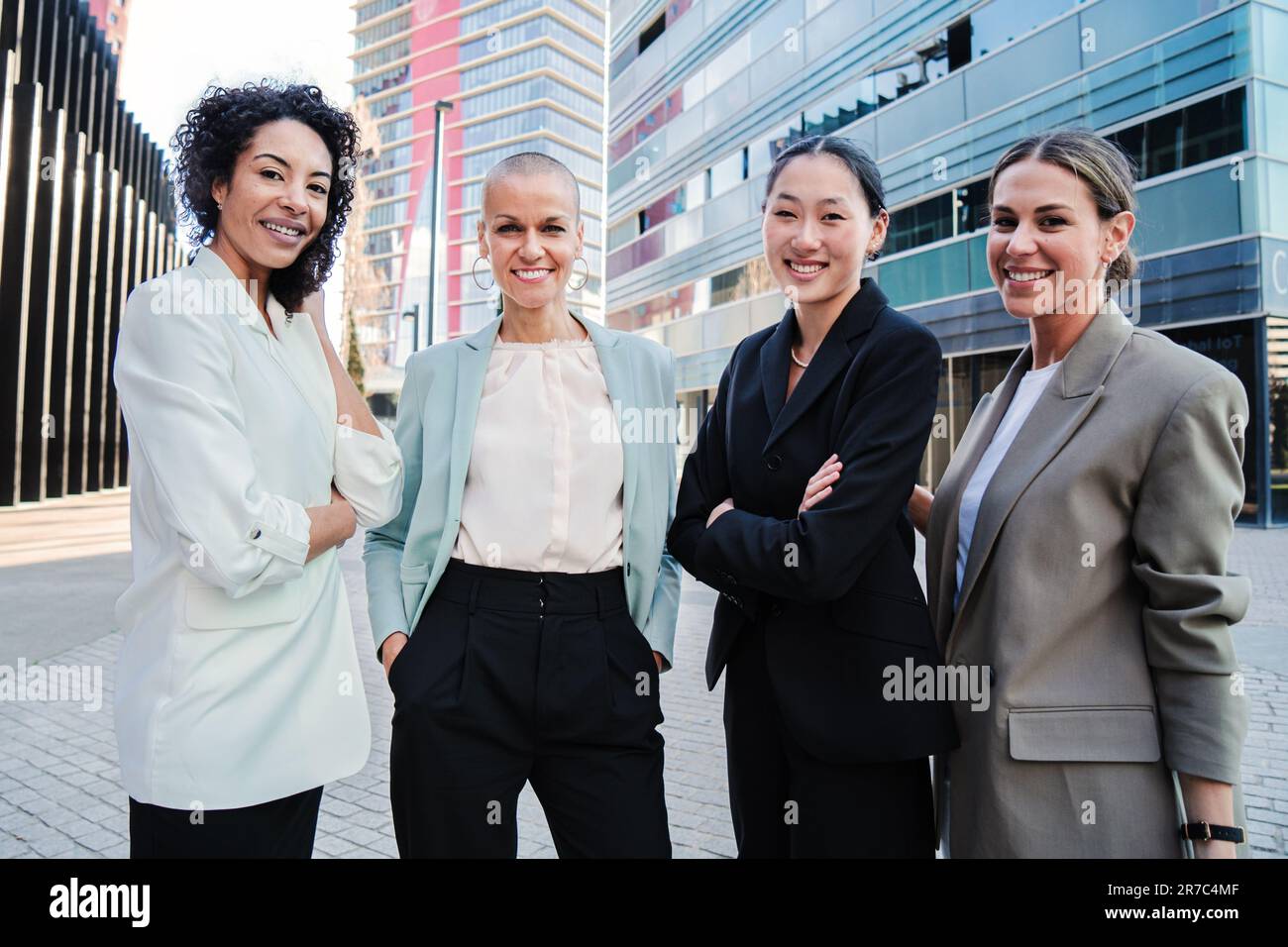 Eine Gruppe gut aussehender Geschäftsfrauen, die am Arbeitsplatz stehen und mit erfolgreichem Ausdruck für das Porträt posieren. Befähigte und stolze weibliche Vorstandsmitglieder, die in einem formellen Anzug vor die Kamera schauen. Hochwertiges Foto Stockfoto