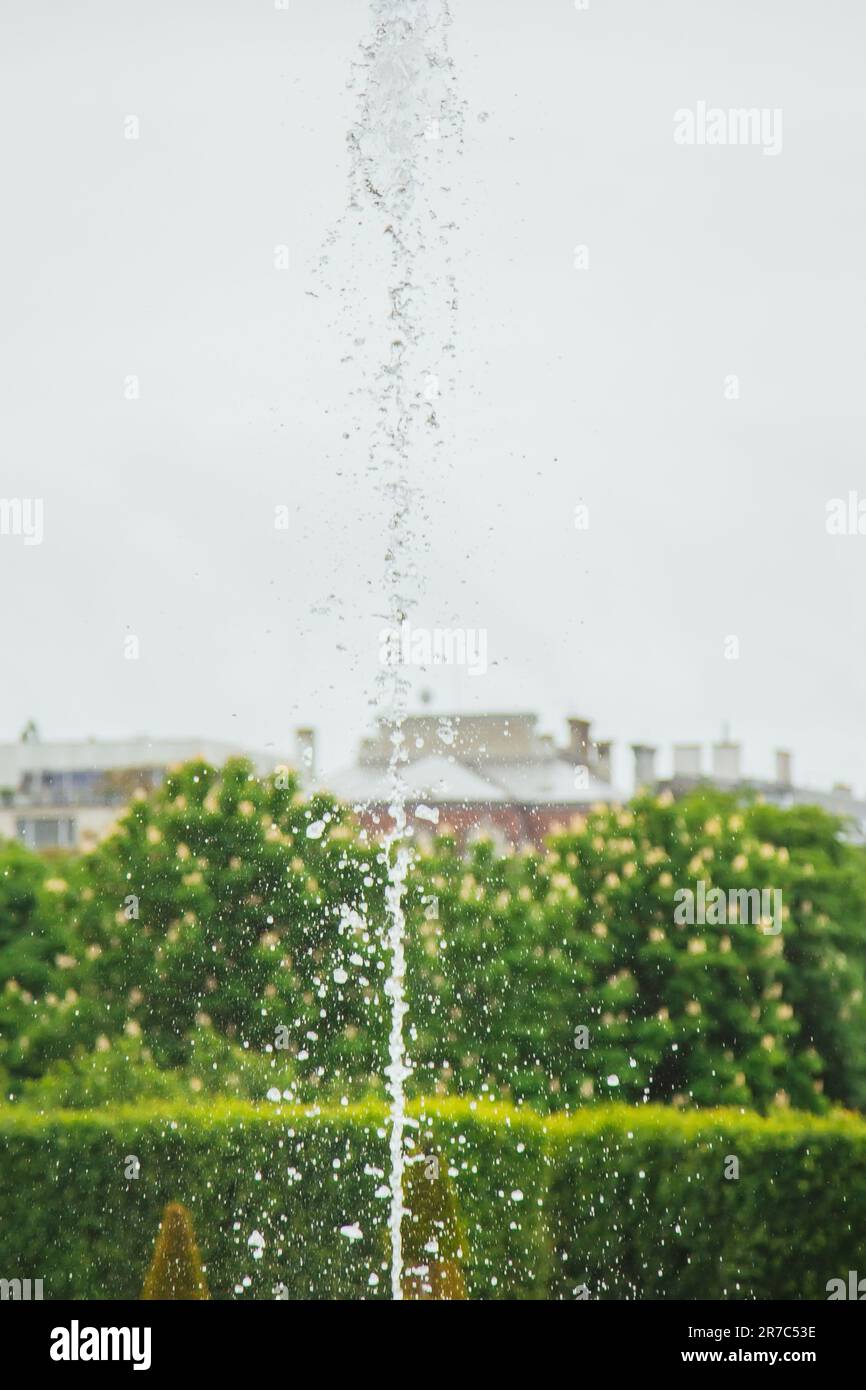 WIEN, ÖSTERREICH - 11, 05, 2019: Brunnen und Skulpturen im Park Belvedere. Wasserspritzern, wunderschöne Aussicht Stockfoto