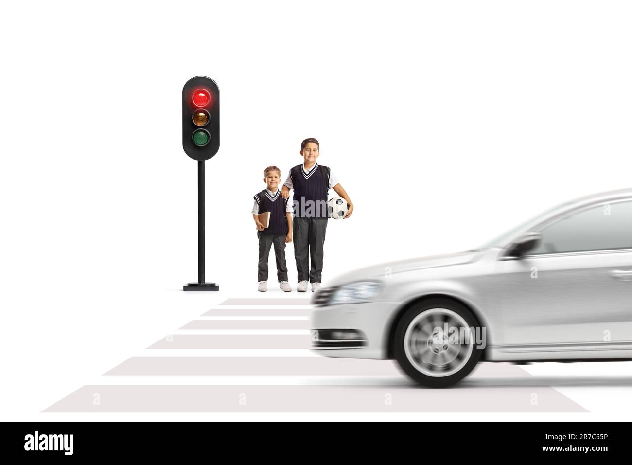 Zwei Schuljungen waten an Ampeln und Auto fahren auf der Straße isoliert auf weißem Hintergrund Stockfoto