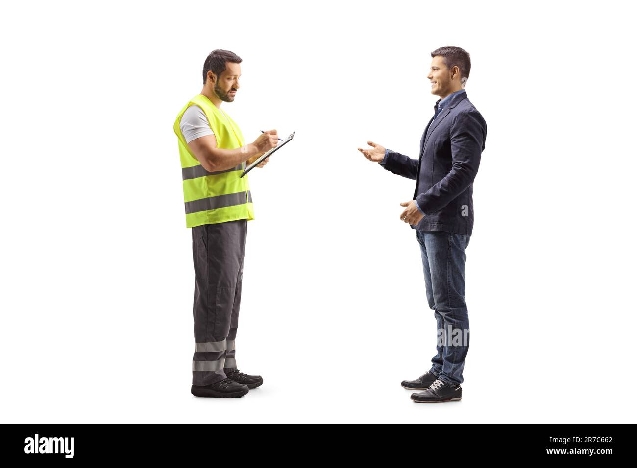 Aufnahme über die gesamte Länge eines Mannes, der mit einem Arbeiter spricht, in einer reflektierenden Weste isoliert auf weißem Hintergrund Stockfoto