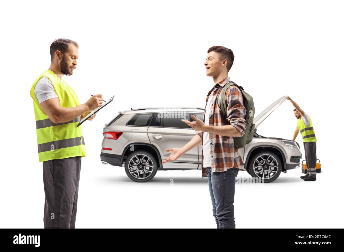 Ein Mitarbeiter der Pannenhilfe verfasst ein Dokument und ein männlicher Student erklärt ein Autoproblem isoliert auf weißem Hintergrund Stockfoto