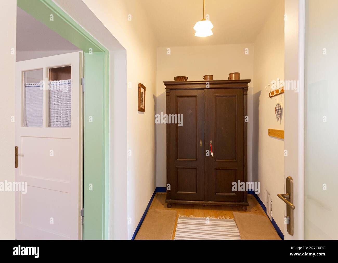 Antiker Kleiderschrank und alte Tür mit Glas Stockfoto