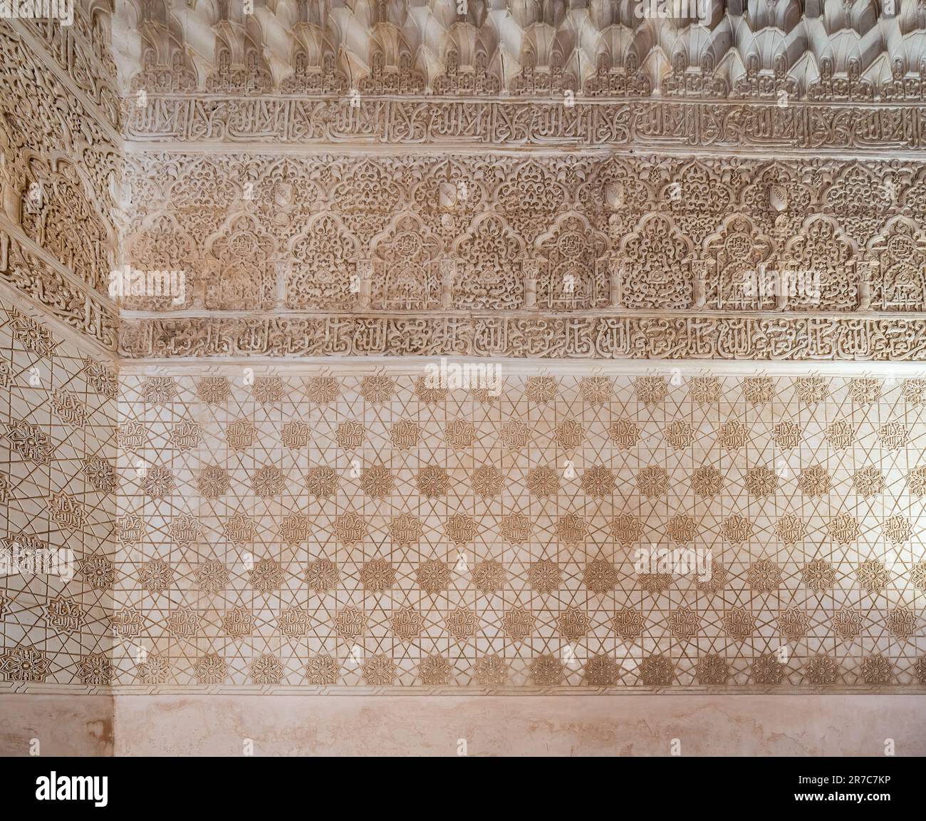 Kunstvoll verzierte Stuckmauer im Comares-Palast in den Nasriden-Palästen der Alhambra - Granada, Andalusien, Spanien Stockfoto