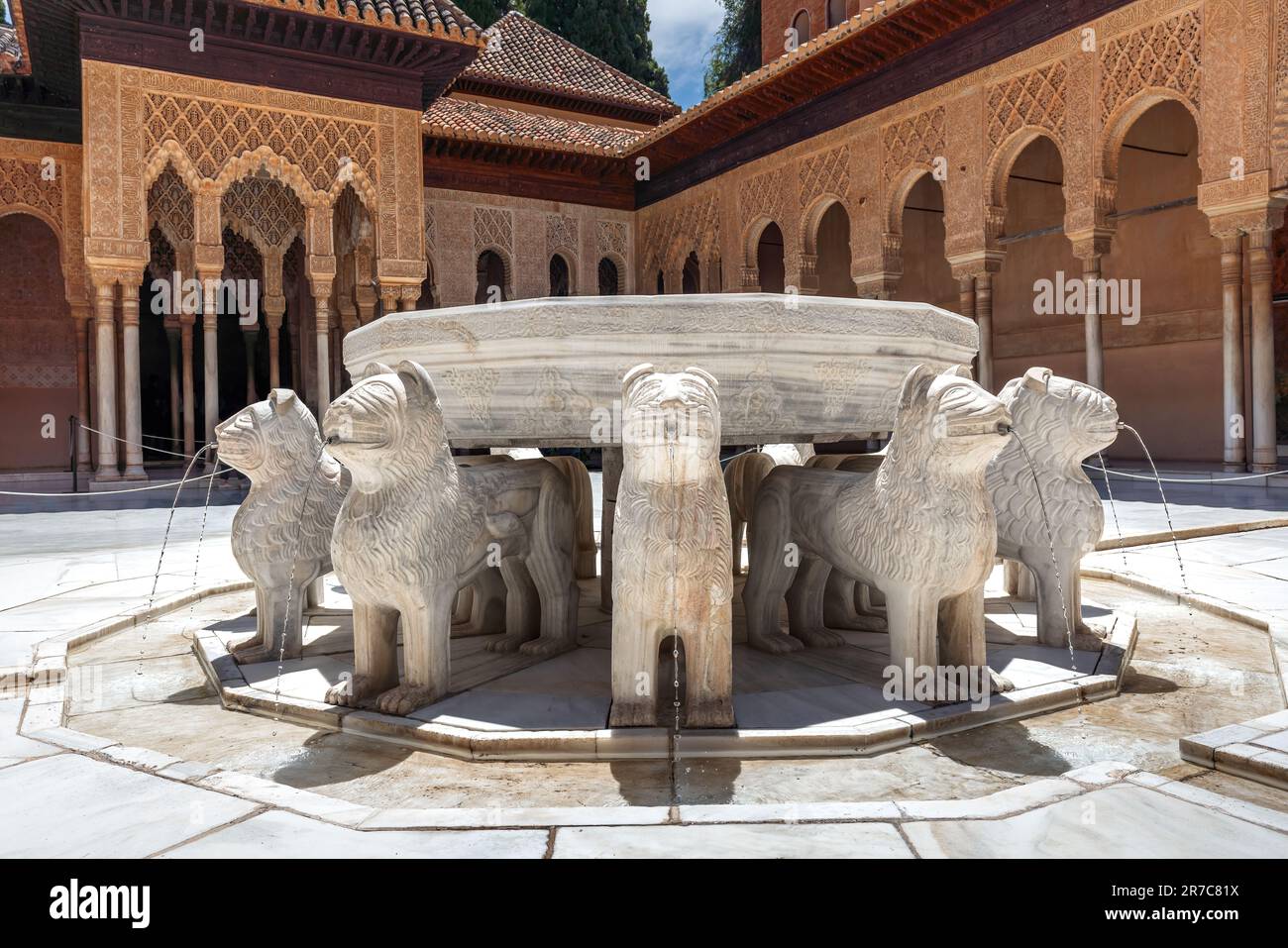 Brunnen des Hofes der Löwen (Patio de los Leones) in den Nasriden Palästen der Alhambra - Granada, Andalusien, Spanien Stockfoto