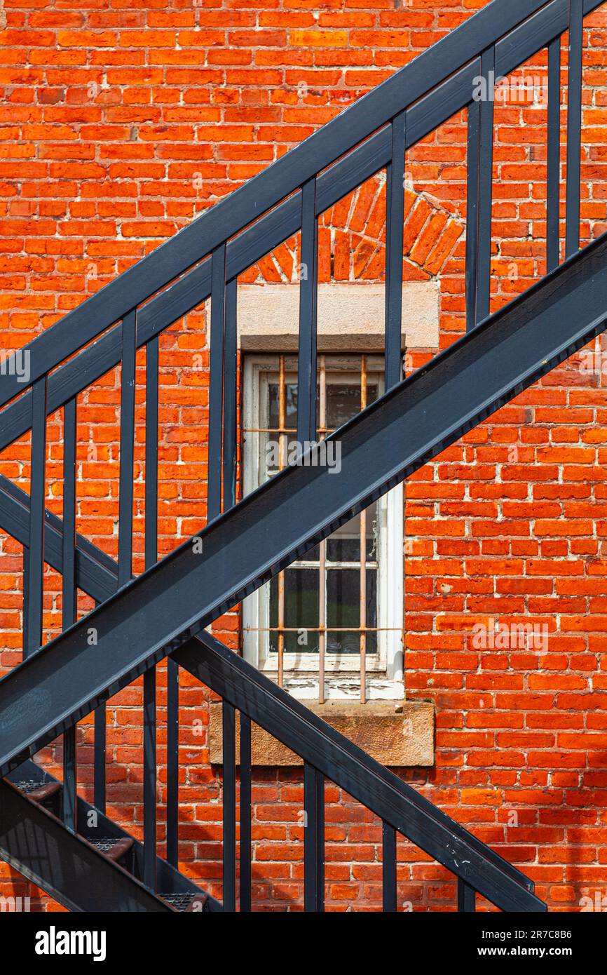 Architektonische Abstraktion der Feuertreppe und einer roten Backsteinmauer in Victoria British Columbia Kanada Stockfoto