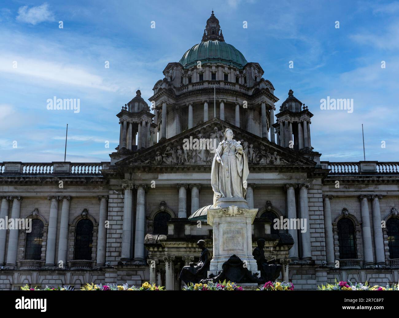 Die Statue von Königin Victoria, vor dem Rathaus von Belfast, am Donegall Square in Nordirland. Bildhauer Sir Thomas Brock. Marmorstatue enthüllt 1903 Stockfoto