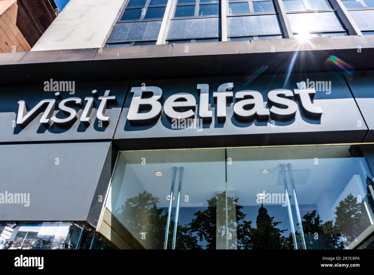 Die Büros von Visit Belfast, Donegal Place, Nordirland, der offiziellen Tourismusagentur für Belfast. Stockfoto