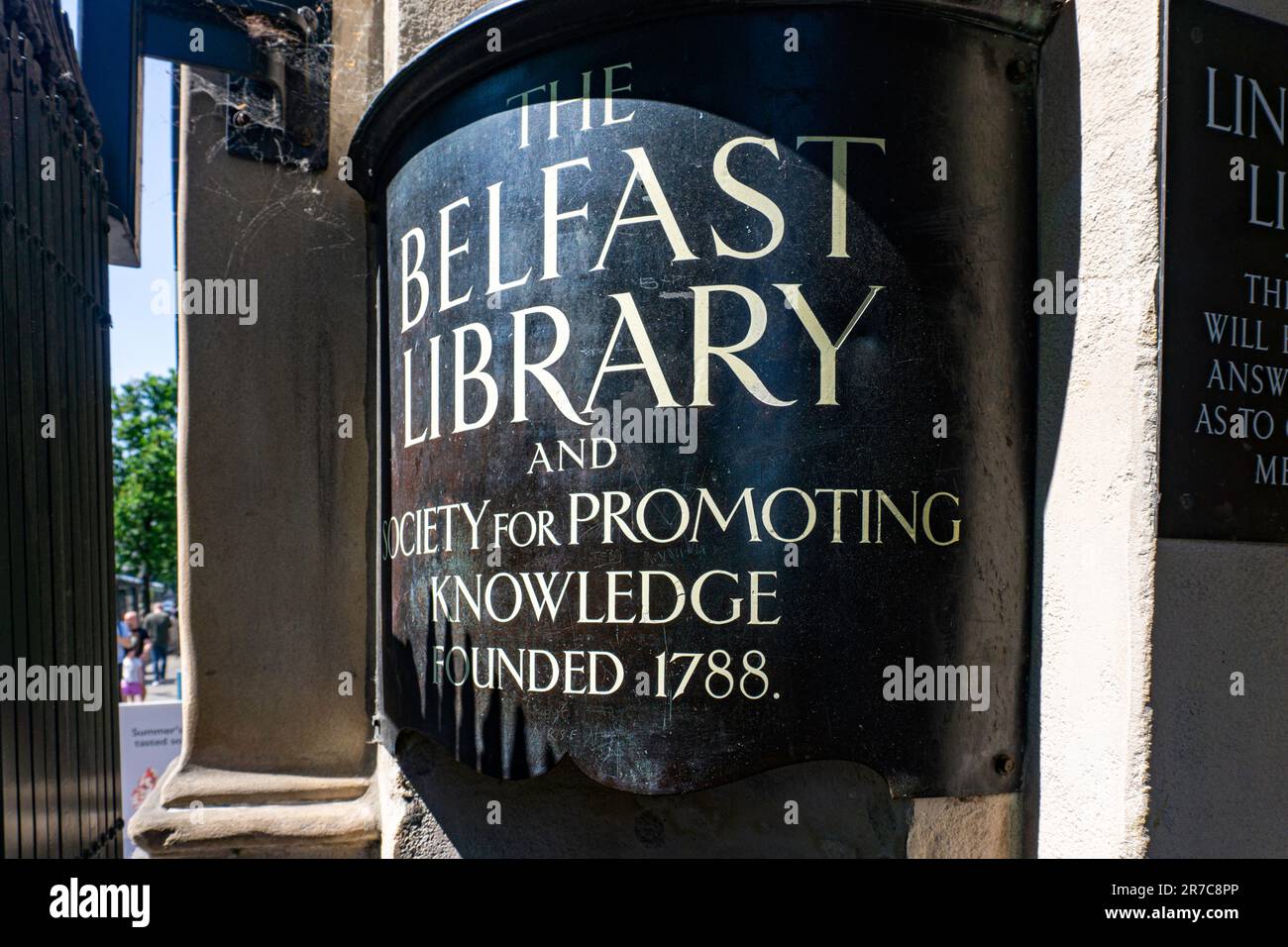 Die Beschilderung für die 1788 gegründete Bibliothek und Gesellschaft für Wissensförderung in Belfast. Auch bekannt als Linen Hall Library. Stockfoto