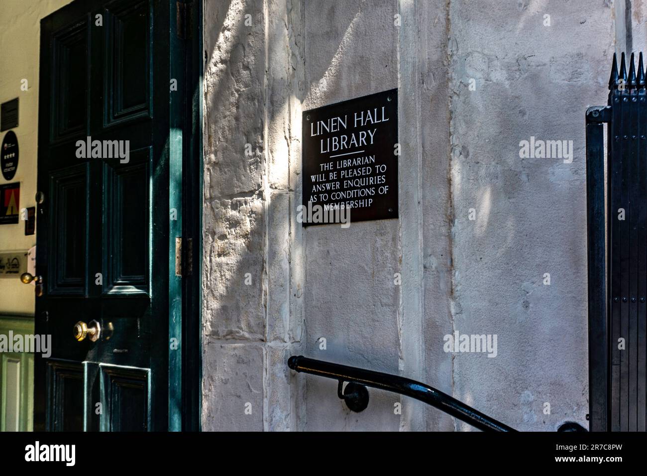 Der Eingang zur 1788 gegründeten Linen Hall Library. Auch bekannt als Belfast Library and Society for Promoting Knowledge. Stockfoto
