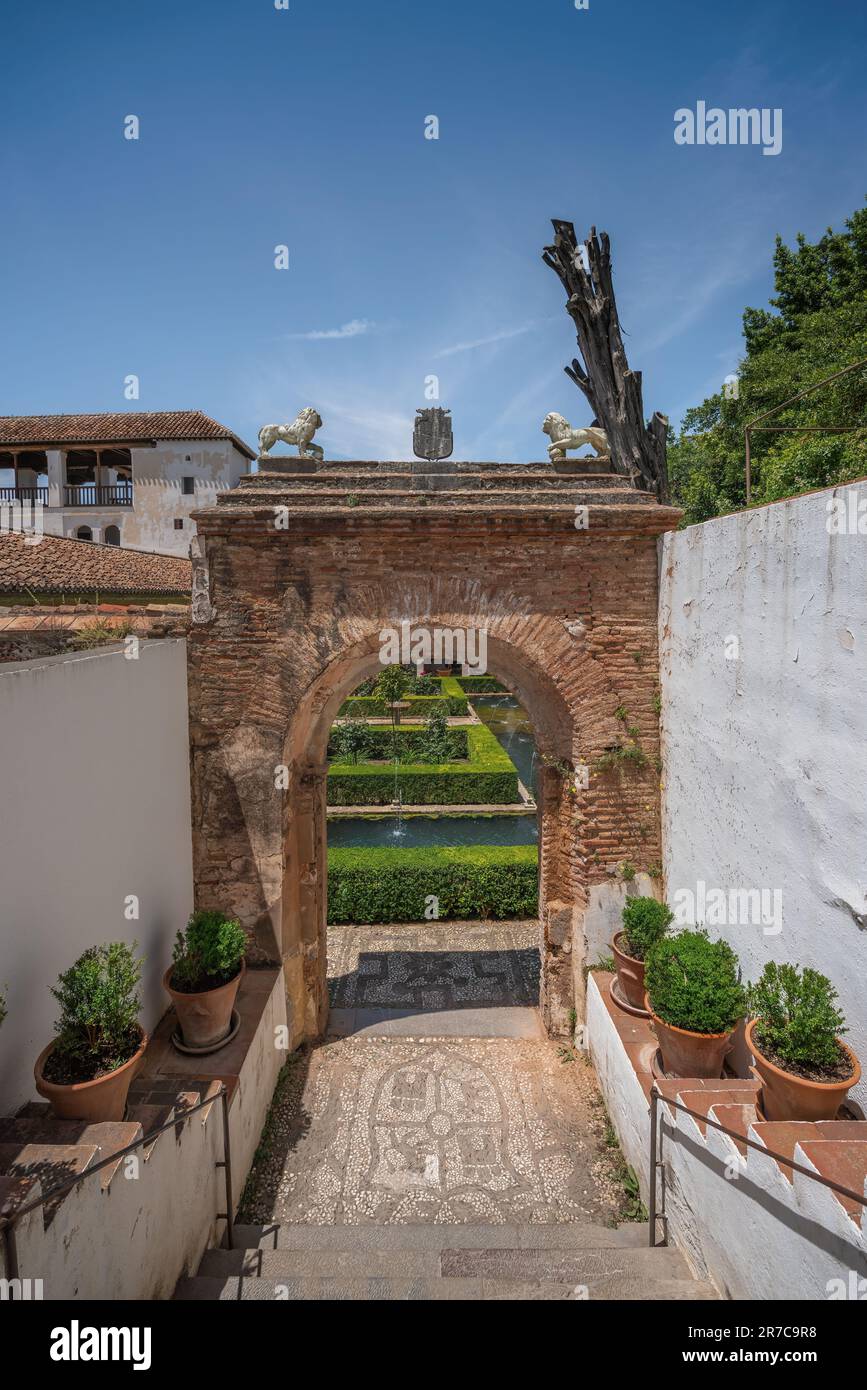 Tor zum Innenhof der Sultana (Patio de la Sultana) in den Gärten des