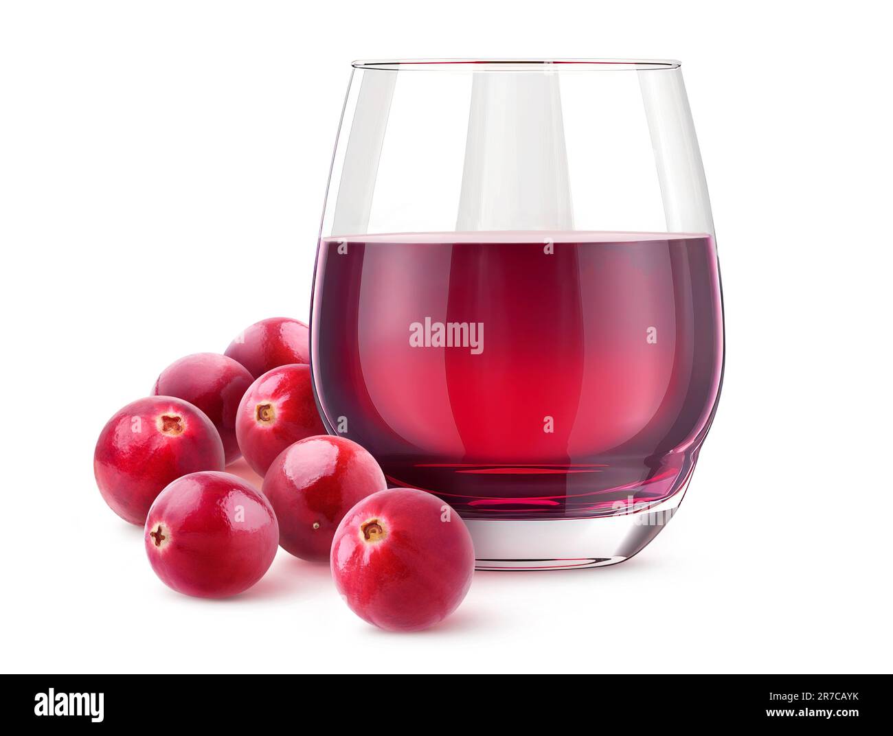 Ein Glas frisches Cranberry-Getränk und Beeren, isoliert auf Weiß Stockfoto