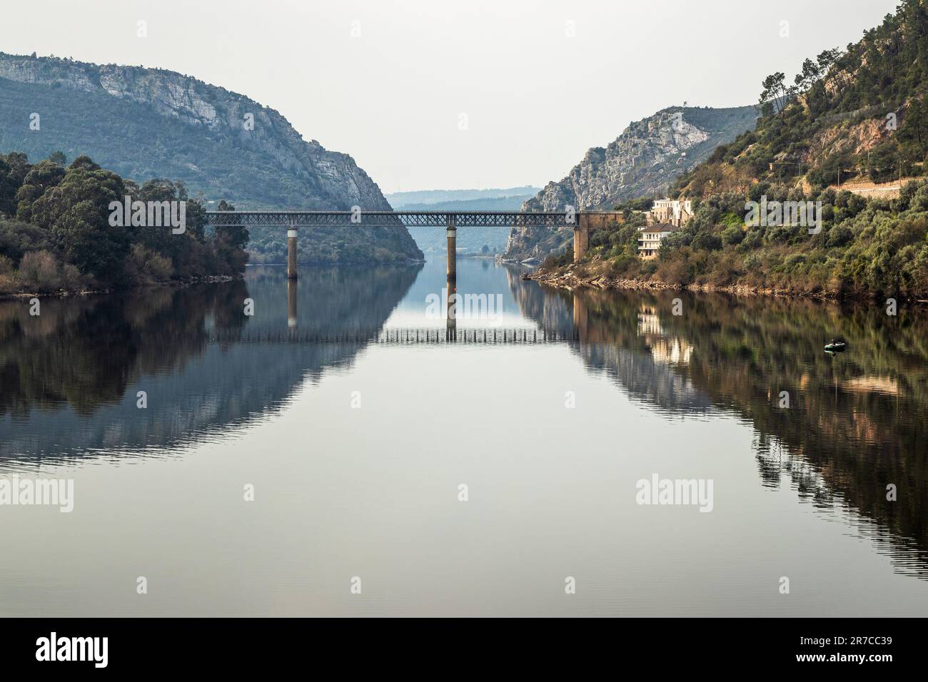 Blick auf den Fluss Tejo in Vila Velha de Ródão, Portugal, und im Hintergrund die Straßenbrücke und das Naturdenkmal Portas de Ródão. Stockfoto