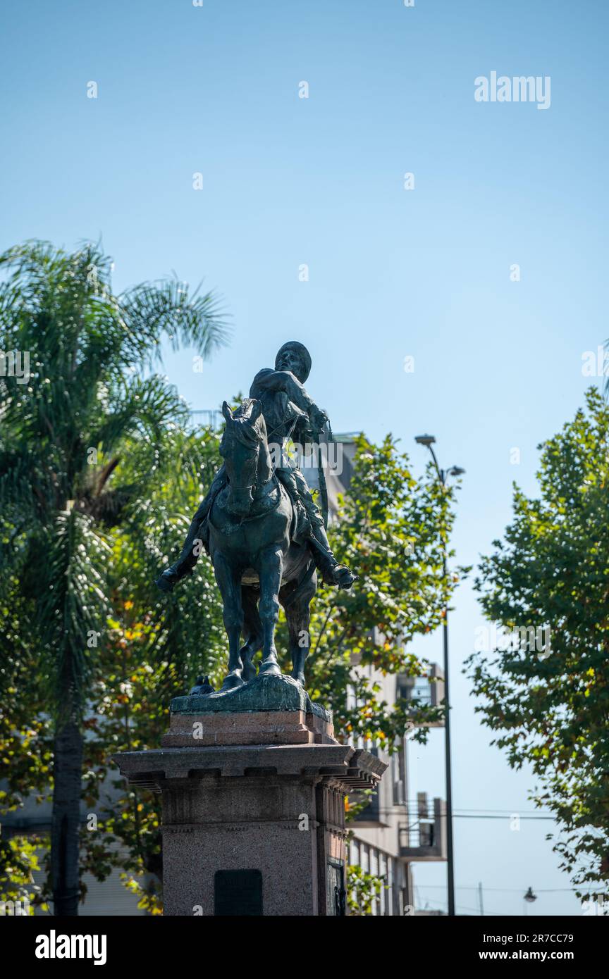 Minas, Uruguay : 2023. April 27 : Sonnentag auf der Plaza Libertad in Minas Hauptstadt des Departements Lavalleja in Uruguay im Jahr 2023. Stockfoto
