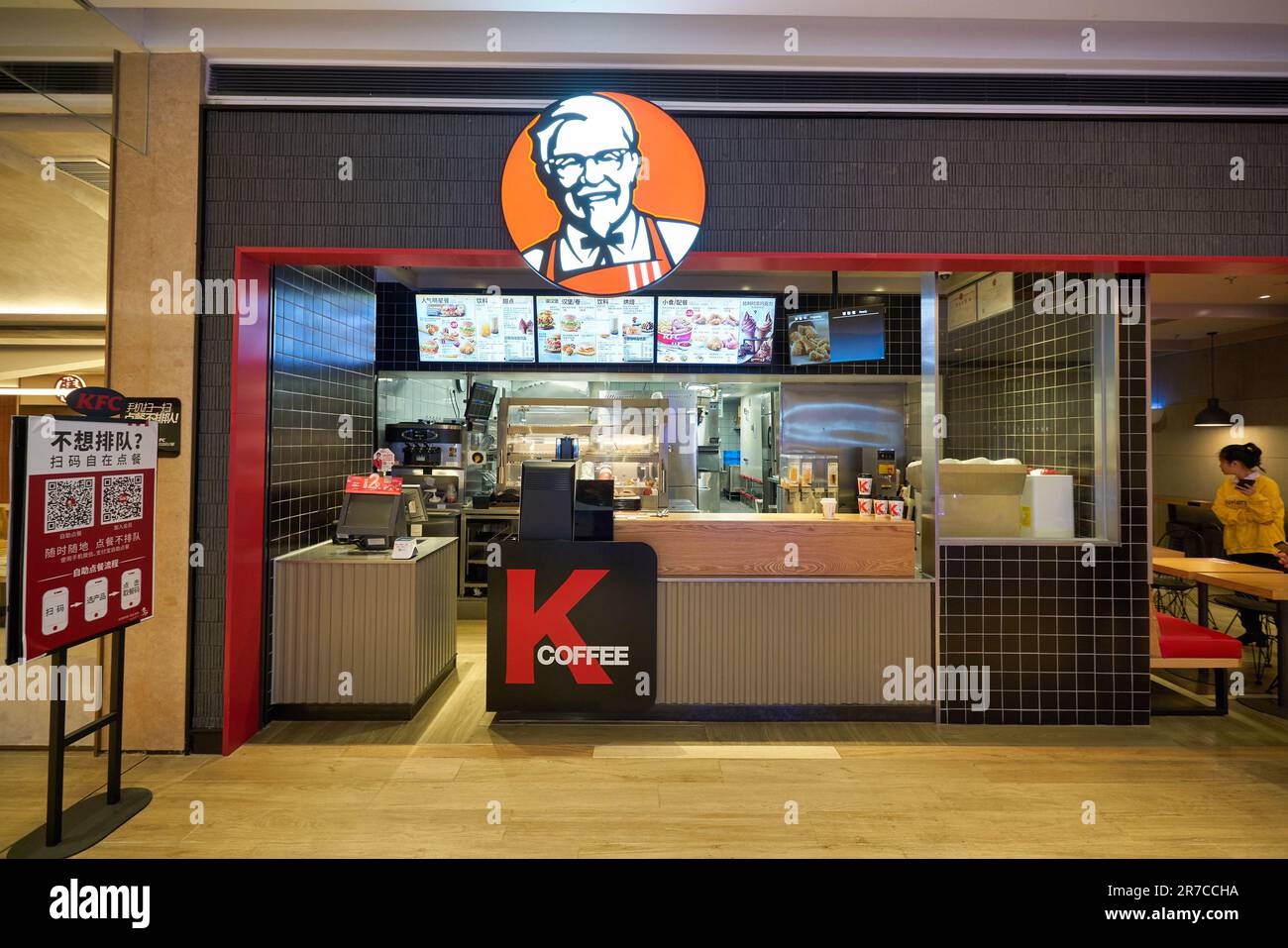 SHENZHEN, CHINA - 27. NOVEMBER 2019: Verkaufsbereich in K Coffee Outlet im KFC Fast Food Restaurant im One Avenue Einkaufszentrum. Stockfoto