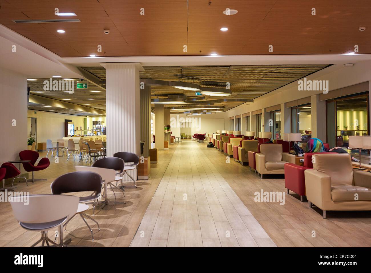 MADRID, SPANIEN - CIRCA JANUAR 2020: Innenaufnahme der Lounge am Flughafen Madrid-Barajas, dem Hauptflughafen von Madrid. Stockfoto