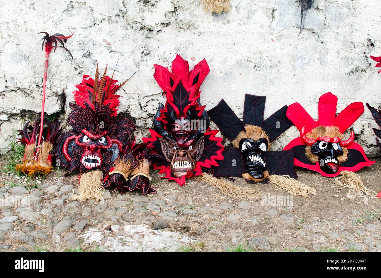 Details der fesselnden Colon Diablos Masken, die den Reichtum der Kongo-Kultur zeigen Stockfoto