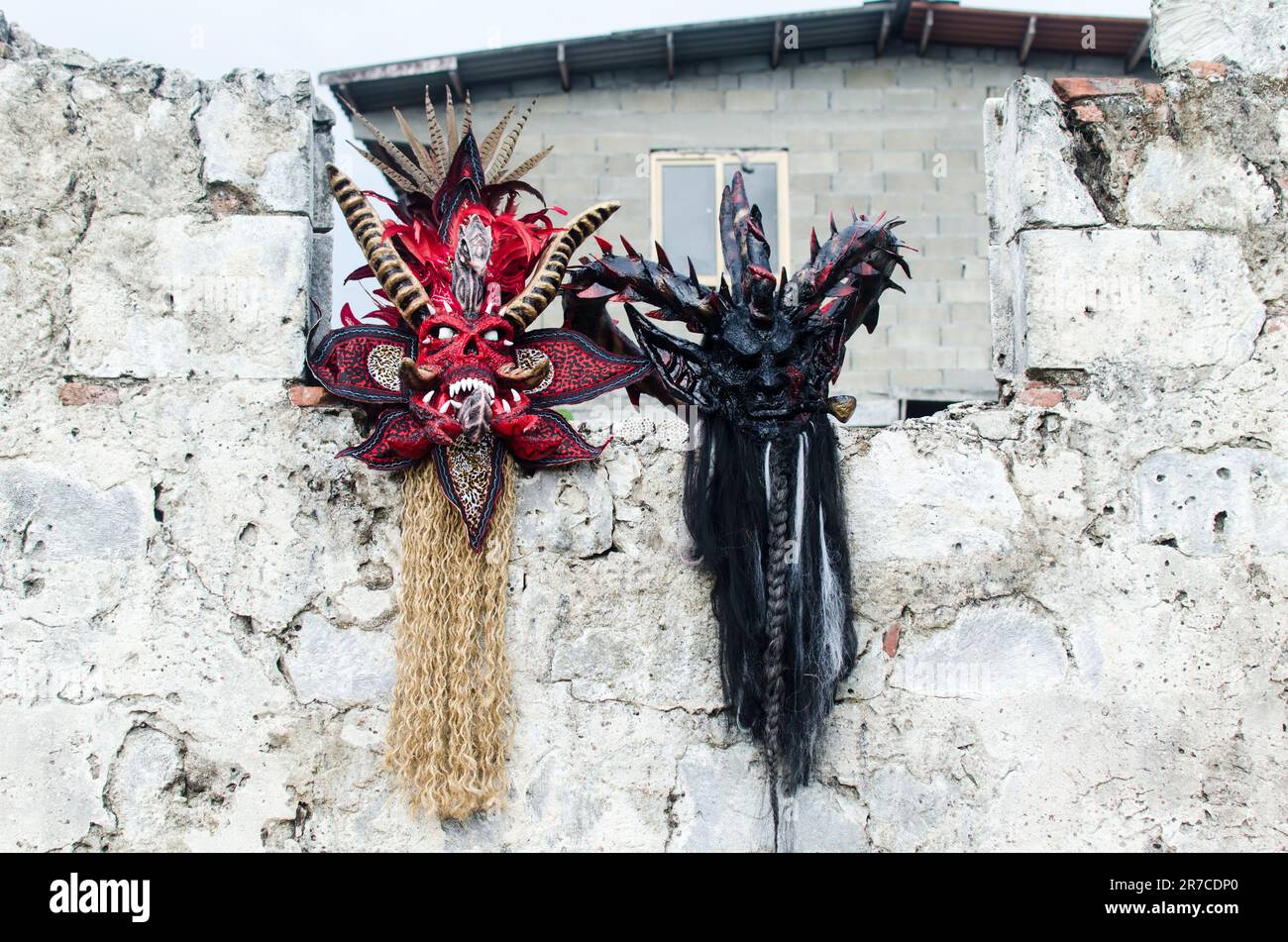 Details der fesselnden Colon Diablos Masken, die den Reichtum der Kongo-Kultur zeigen Stockfoto
