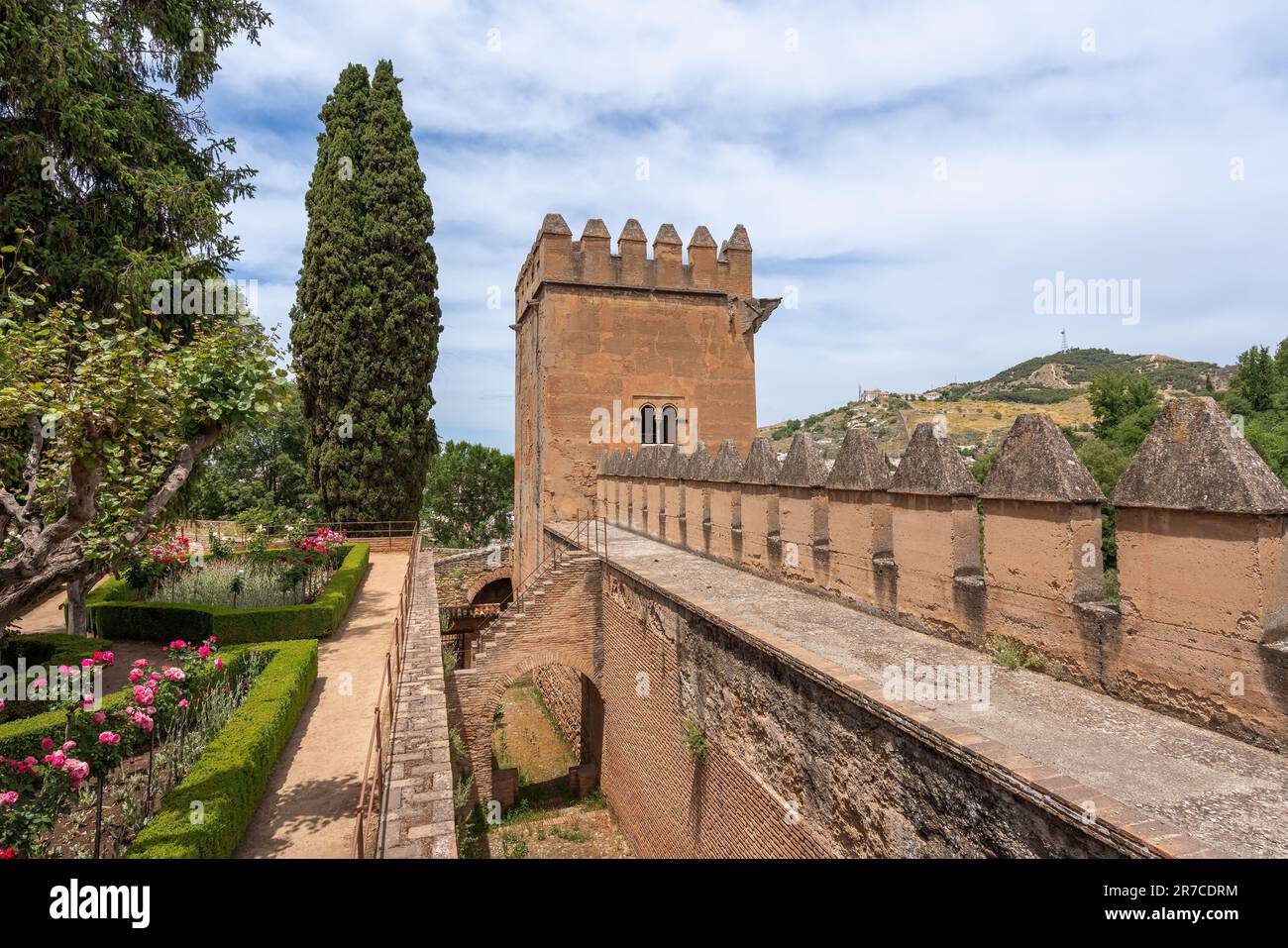 Turm der spitzen Zinnen (Torre de los Picos) am Paseo de las Torres in Alhambra - Granada, Andalusien, Spanien Stockfoto