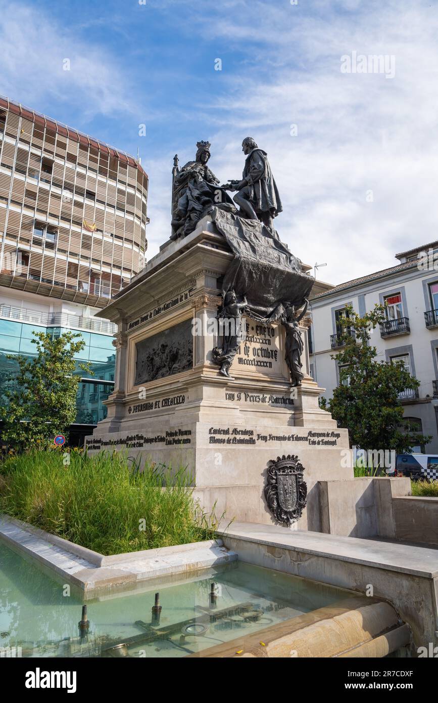 Isabel der katholische und Christoph Kolumbus-Brunnen am Plaza Isabel la Catolica - Granada, Andalusien, Spanien Stockfoto