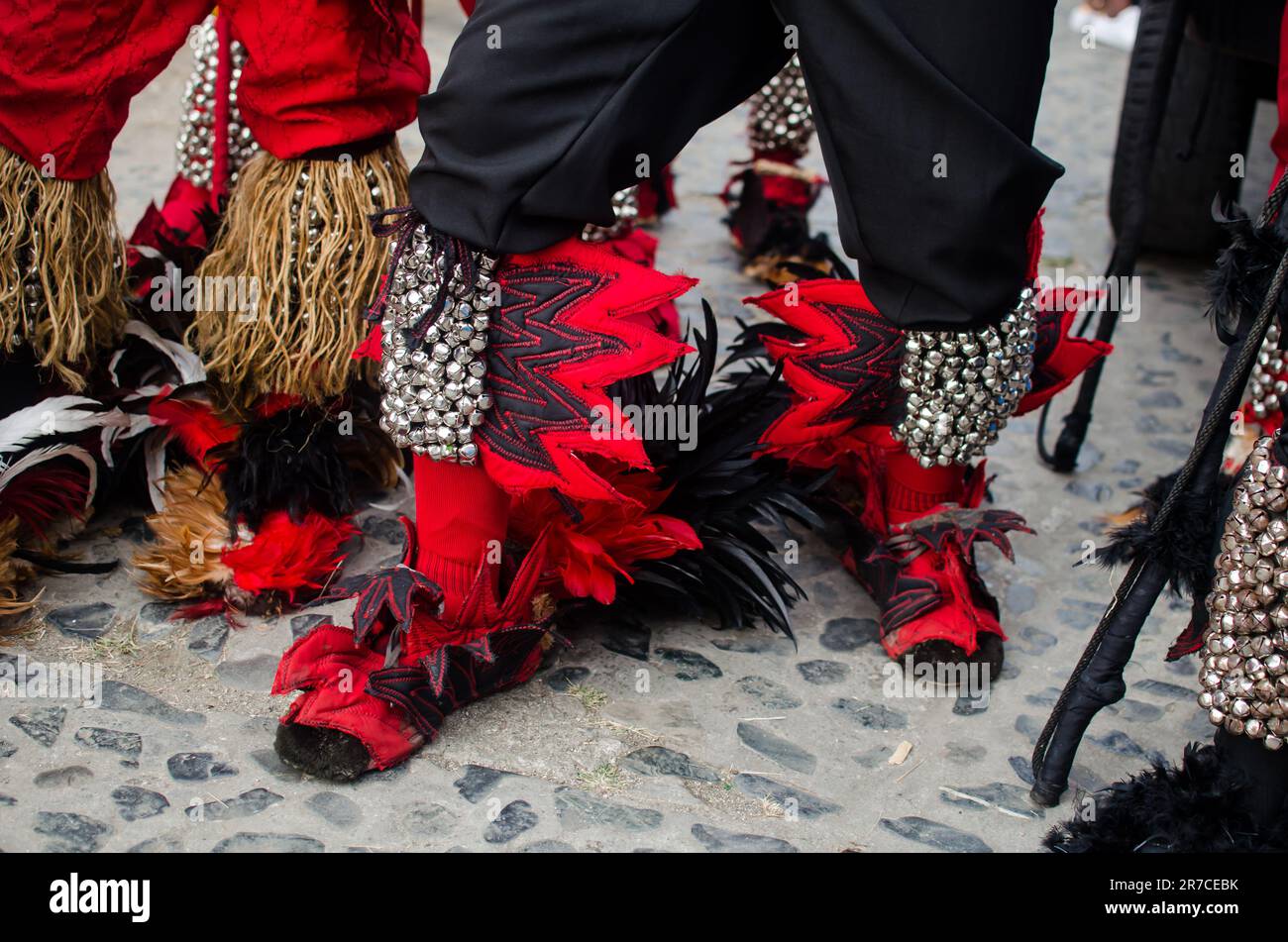Details der fesselnden Kleidung von Colon Diablos, die den Reichtum der Kongo-Kultur zeigt Stockfoto