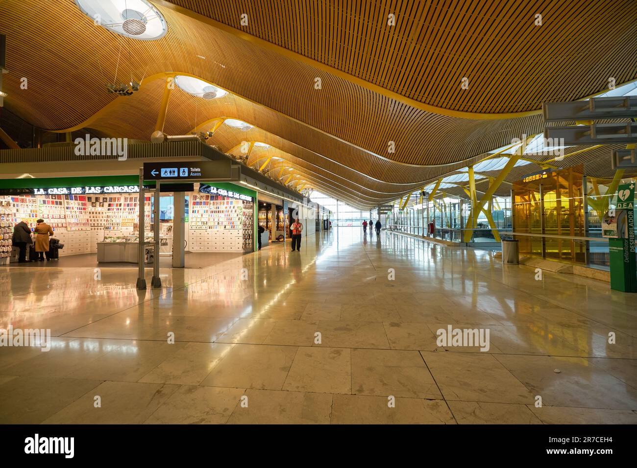 MADRID, SPANIEN - CIRCA JANUAR 2020: Innenaufnahme des Flughafens Madrid-Barajas, des Hauptflughafens von Madrid. Stockfoto