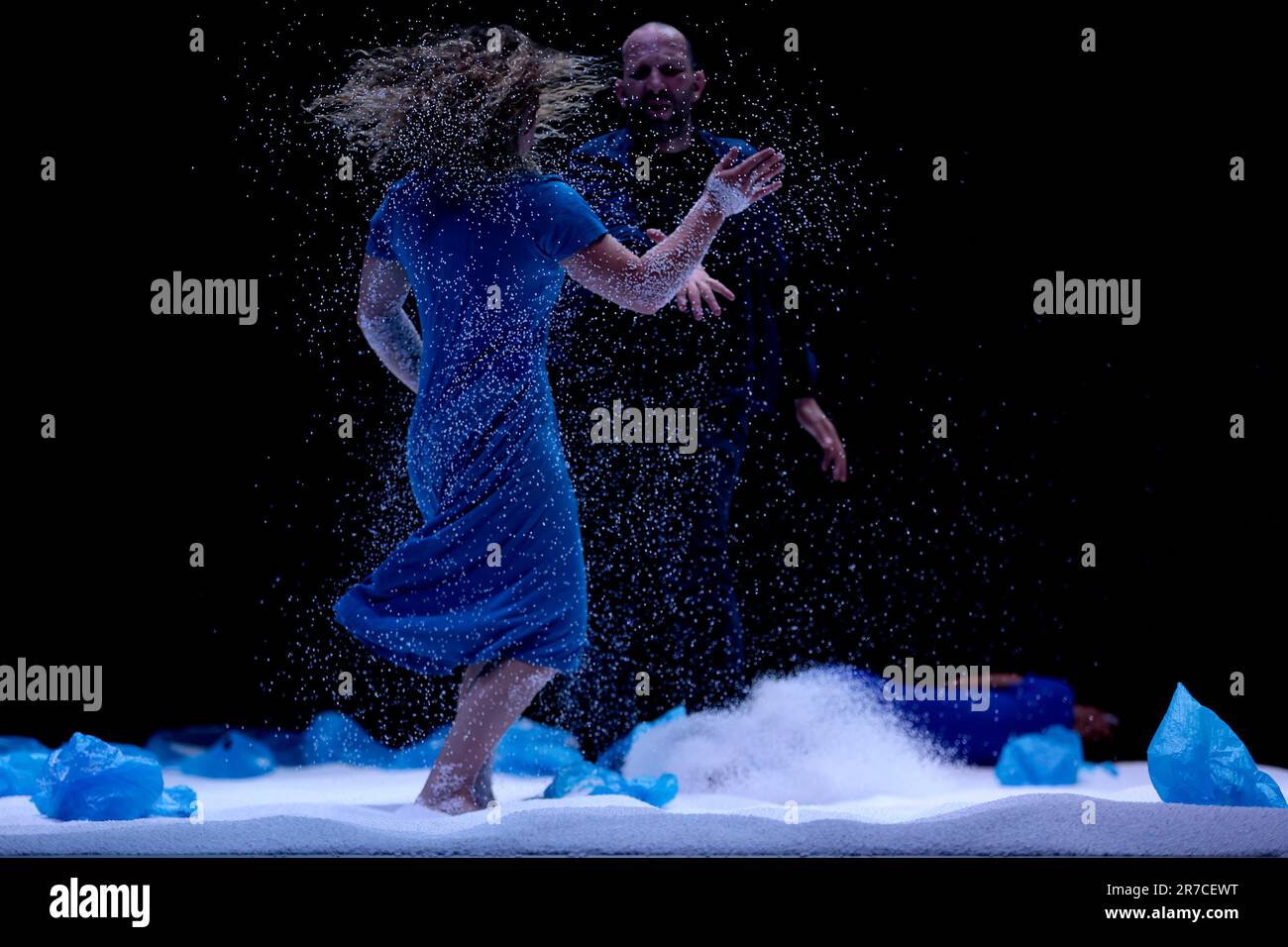 Madrid, Spanien; 14.06.2023.- Abderzak Houmi und COMPAGNIE X-PRESS präsentieren Y'a plus d' Seasons im Teatros del Canal in Madrid am 14. Und 15. Juni 2023. Meine Begegnung mit dem Tanz wurde mit der Hiphop-Ästhetik ausgeführt. Meine künstlerische Erfahrung wurde durch die Praxis einer Tänzerin und Choreografin genährt. Weit von Kodifizierungen und Grenzen entfernt, habe ich dort einen Ausgangspunkt und eine Energie für einen Raum der Freiheit gefunden; die Grenzen haben einen sehr realen Wunsch geschaffen, die Bewegung von diesen Grundlagen aus zu entwickeln. In den letzten Jahren habe ich mich auf die Arbeit mit energetischen Bewegungen, Online-Arbeit und Gedächtnisarbeit konzentriert. Wenn es nötig wäre Stockfoto