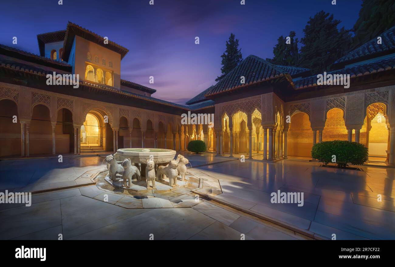 Beleuchteter Hof der Löwen (Patio de los Leones) mit Brunnen in den Nasriden Palästen der Alhambra bei Nacht - Granada, Andalusien, Spanien Stockfoto