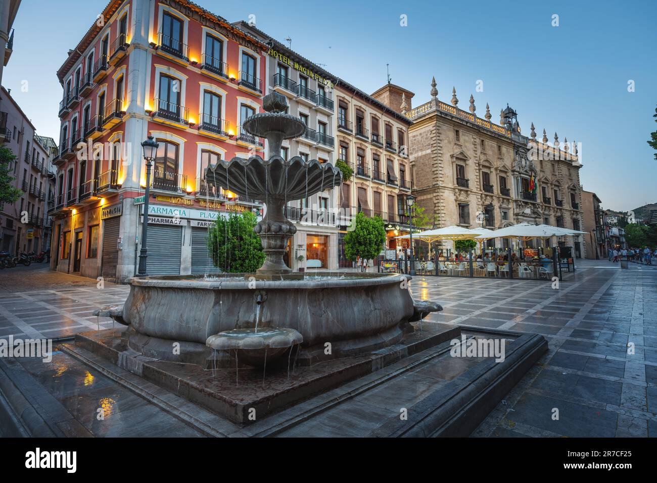 Brunnen des Plaza Nueva Square bei Sonnenuntergang - Granada, Andalusien, Spanien Stockfoto