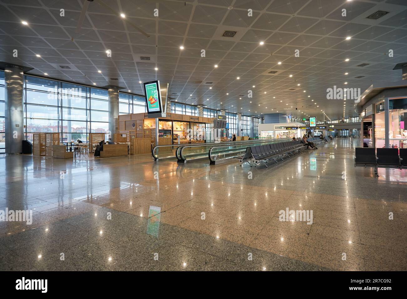 MADRID, SPANIEN - CIRCA JANUAR 2020: Innenaufnahme des Flughafens Madrid-Barajas, des Hauptflughafens von Madrid. Stockfoto