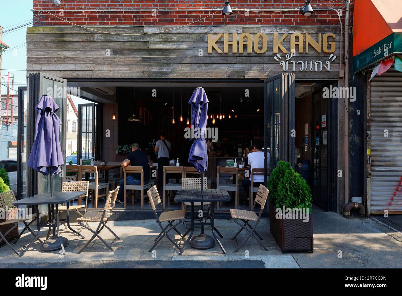 Khao Kang ข้าวแกง, 76-20 Woodside Ave, Queens, New York, NYC, Foto eines thailändischen Restaurants mit Reis und Curry in Elmhurst. Stockfoto