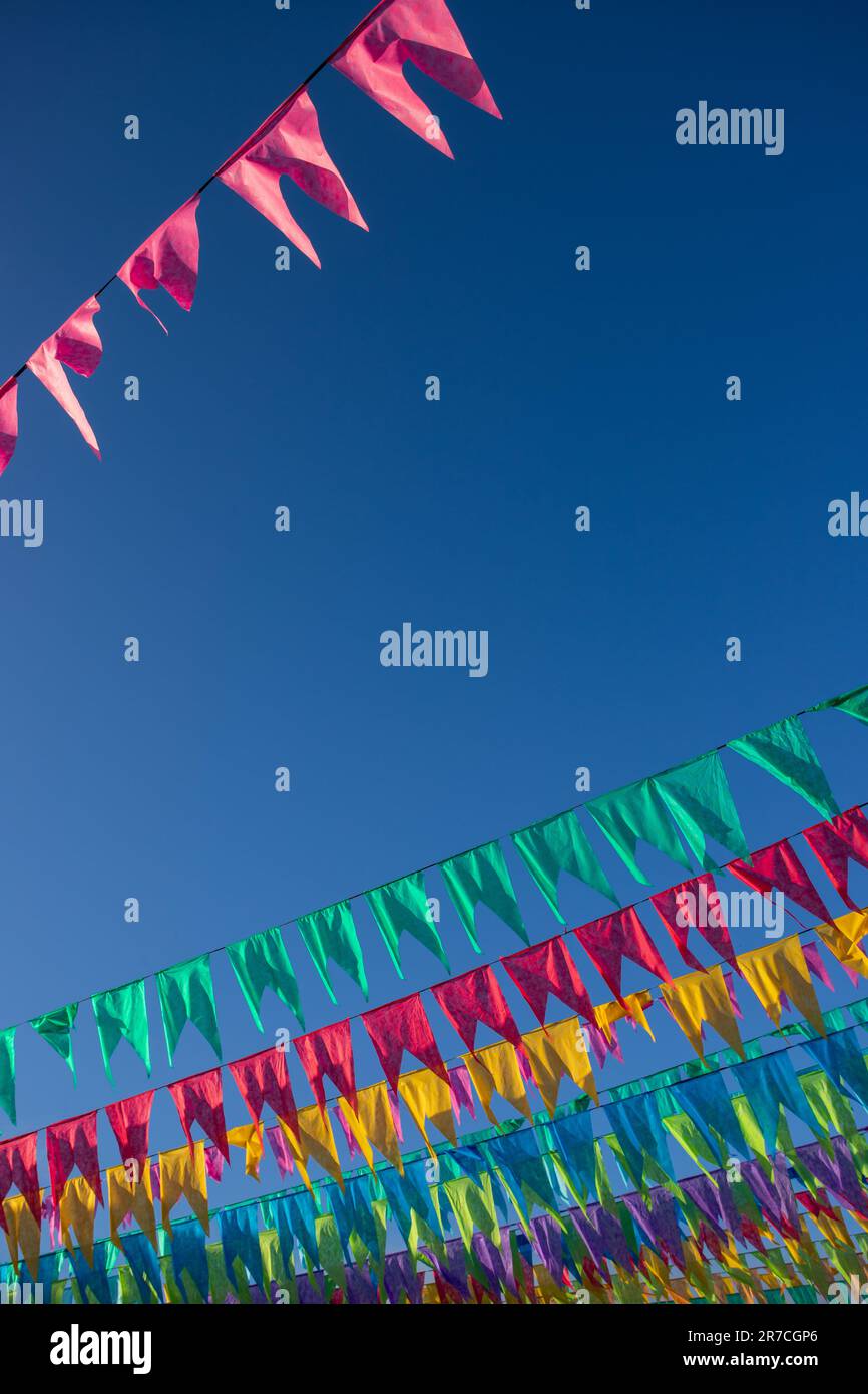 Farbenfrohe Flaggen von junipartys (Festas juninas oder Festmahl des heiligen johannes) Stockfoto