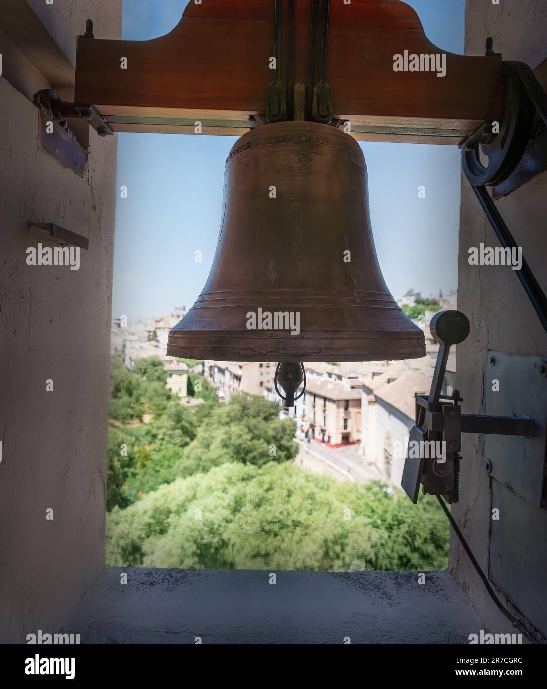 Glocke in der Kirche St. Peter und St. Paul (Iglesia de San Pedro y San Pablo) - Granada, Andalusien, Spanien Stockfoto Glocke in der Kirche St. Peter und St. Paul (Iglesia de San Pedro y San Pablo) - Granada, Andalusien, Spanien Stockfoto