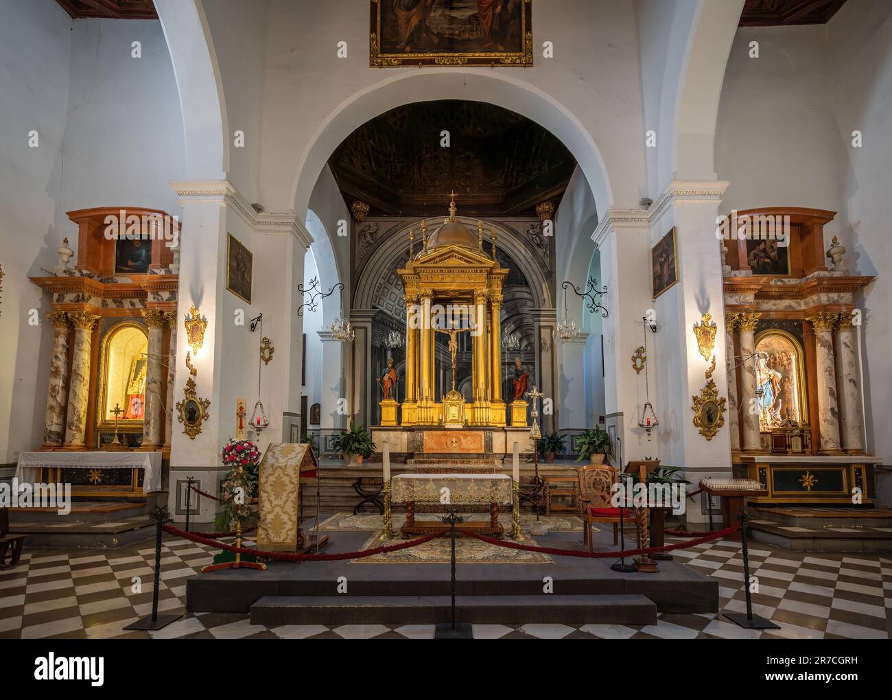 Granada, Spanien - 6. Juni 2019: Das Innere der Kirche St. Peter und St. Paul (Iglesia de San Pedro y San Pablo) - Granada, Andalusien, Spanien Stockfoto
