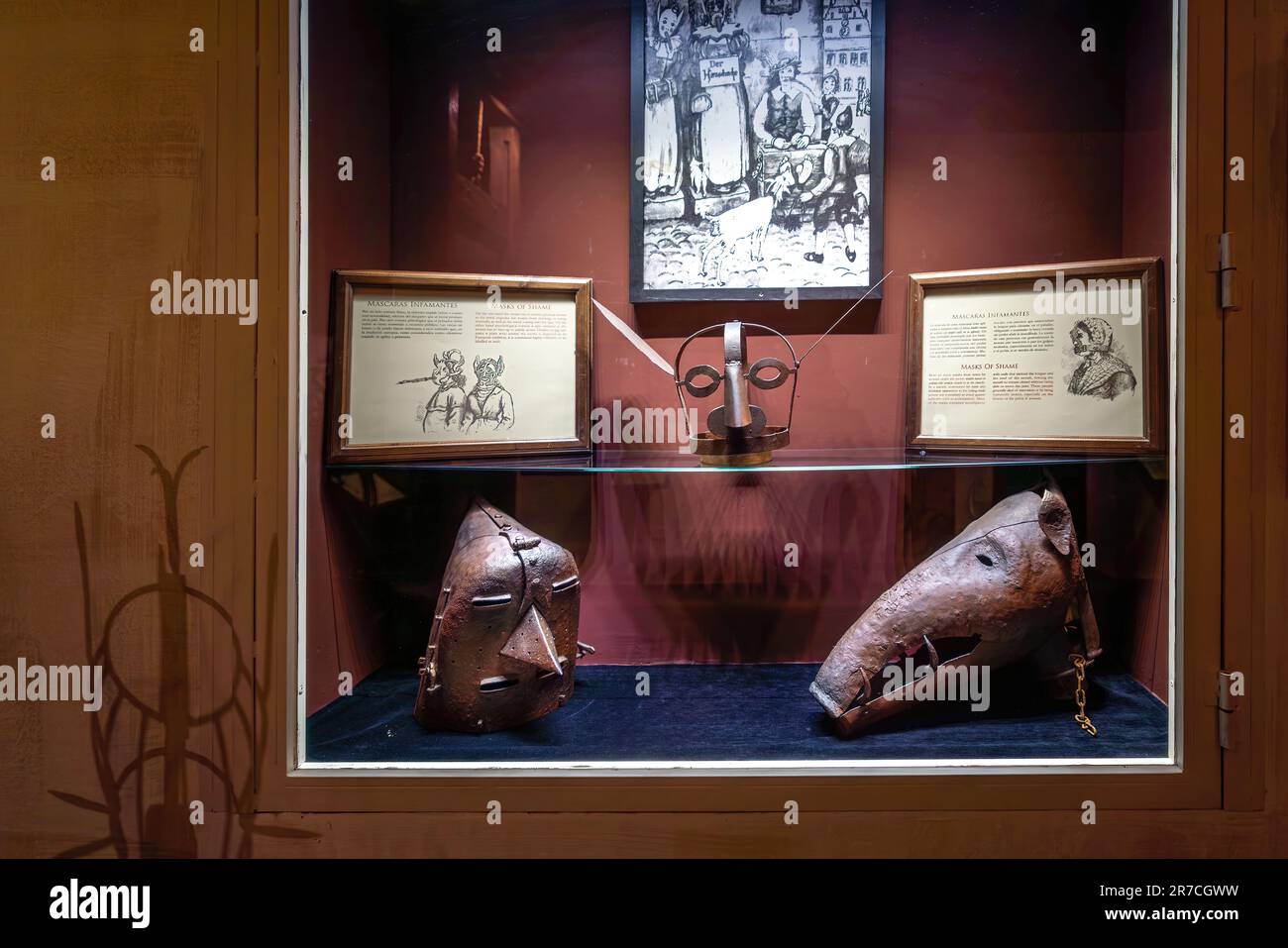 Masken der Schande - Folterinstrumente im Inquisition Museum im Palast der Vergessenen (Palacio de los Olvidados) - Granada, Andalusien, Spanien Stockfoto