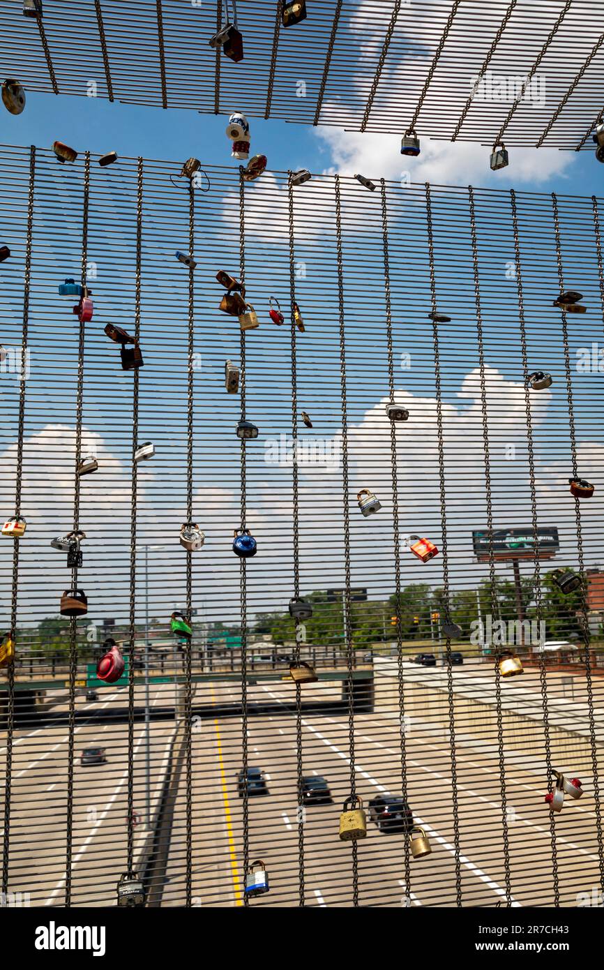 Detroit, Michigan - Love Locks auf der Bagley-Fußgängerbrücke über die Interstate 75 in Mexicantown. Stockfoto