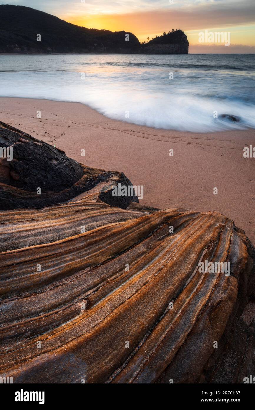 Ein Gewässer in der Maitland Bay mit einem Berg im Hintergrund Stockfoto