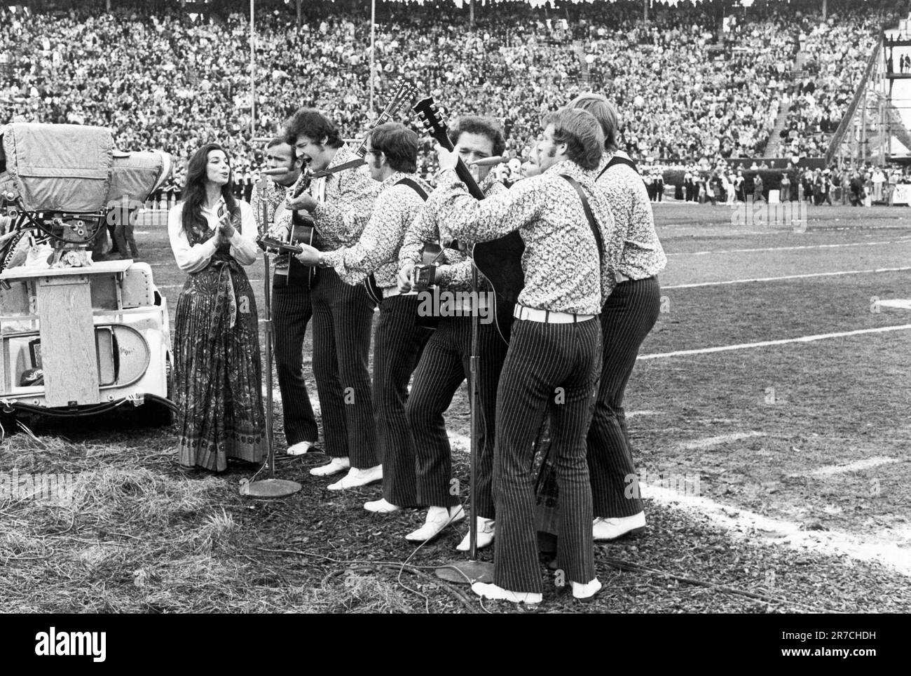 New Orleans, Louisiana: 11. Januar 1970 die Volksmusikgruppe The New Christy Minstrels tritt während der Halbzeit im Tulane Stadium auf dem Super Bowl IV in New Orleans auf. Sie wurden als "junge Amerikaner, die demonstrieren - mit Gitarren" vorgestellt. Stockfoto