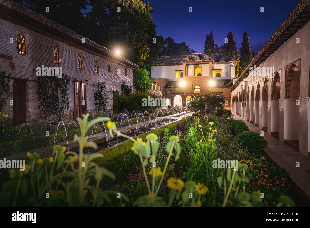 Innenhof des Kanals (Patio de la Acequia) im Generalife Palast der Alhambra bei Nacht - Granada, Andalusien, Spanien Stockfoto Innenhof des Kanals (Patio de la Acequia) im Generalife Palast der Alhambra bei Nacht - Granada, Andalusien, Spanien Stockfoto