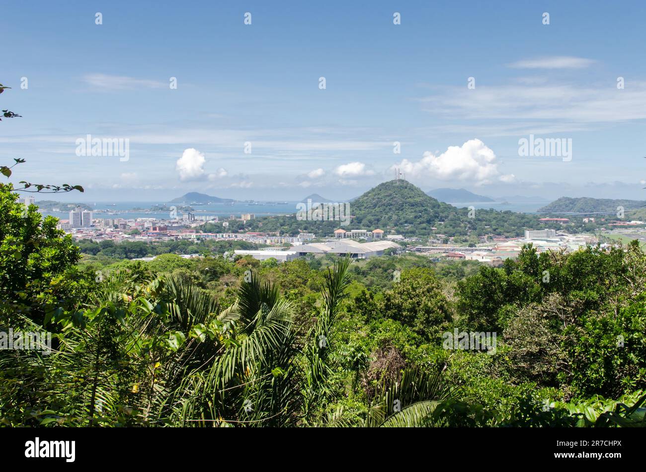 Skyline von Panama City, dies ist der älteste Teil der Stadt. Der berühmte Ancon Hill ist am Horizont rechts zu sehen. Sie können auch die Gegend um Albrook sehen Stockfoto
