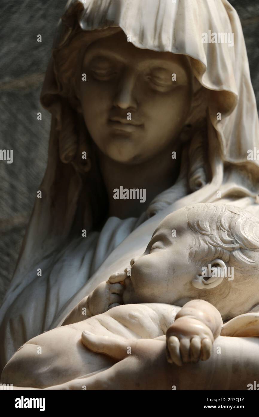 Die Skulptur der Jungfrau Maria umhüllt Jesus Säugling in ihren Händen, strahlt Zärtlichkeit und Hingabe aus und fängt die Essenz der mütterlichen Liebe ein. Stockfoto
