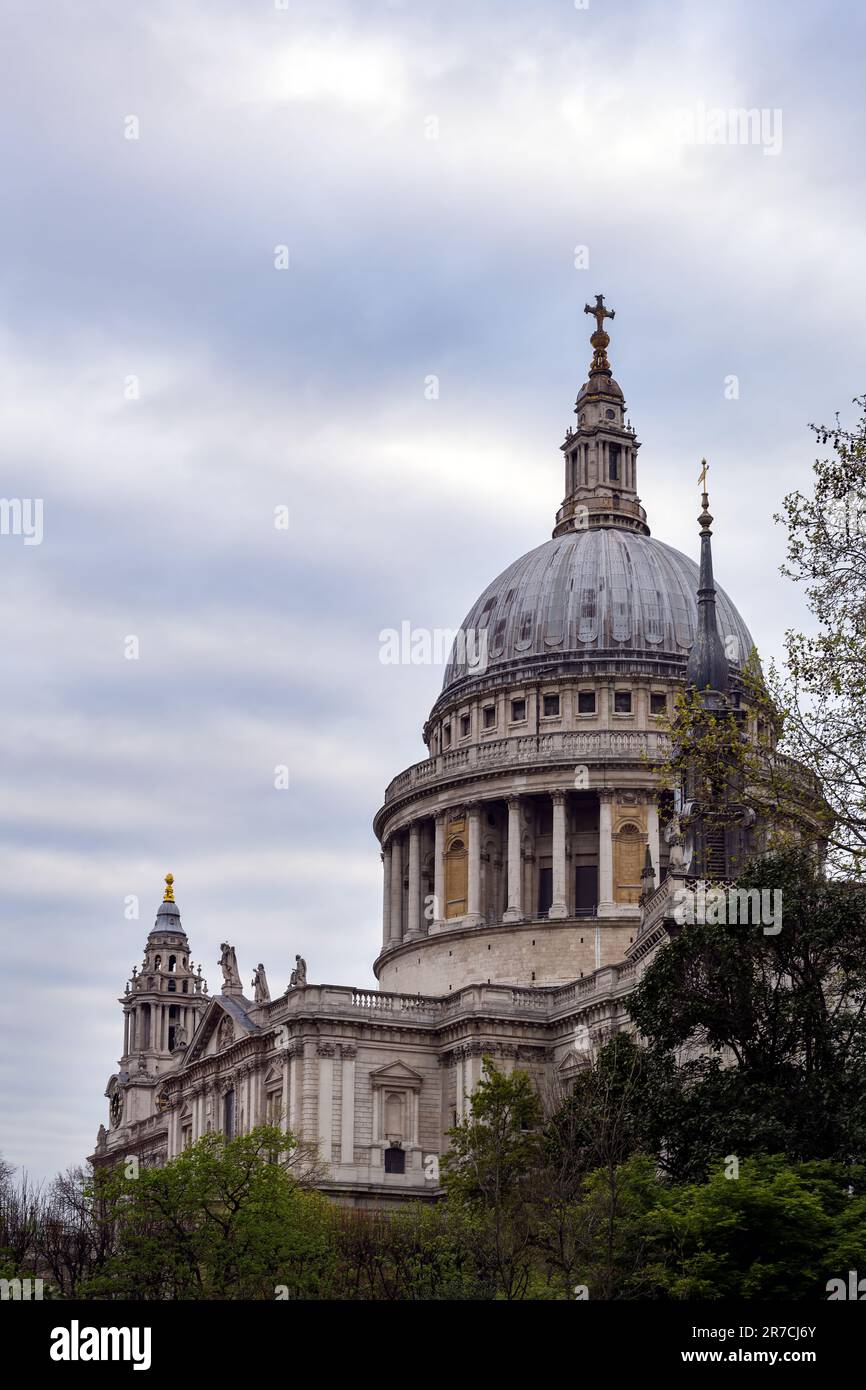Blick auf die Kathedrale von Saint Paul an einem bewölkten Frühlingsnachmittag in London, England Stockfoto