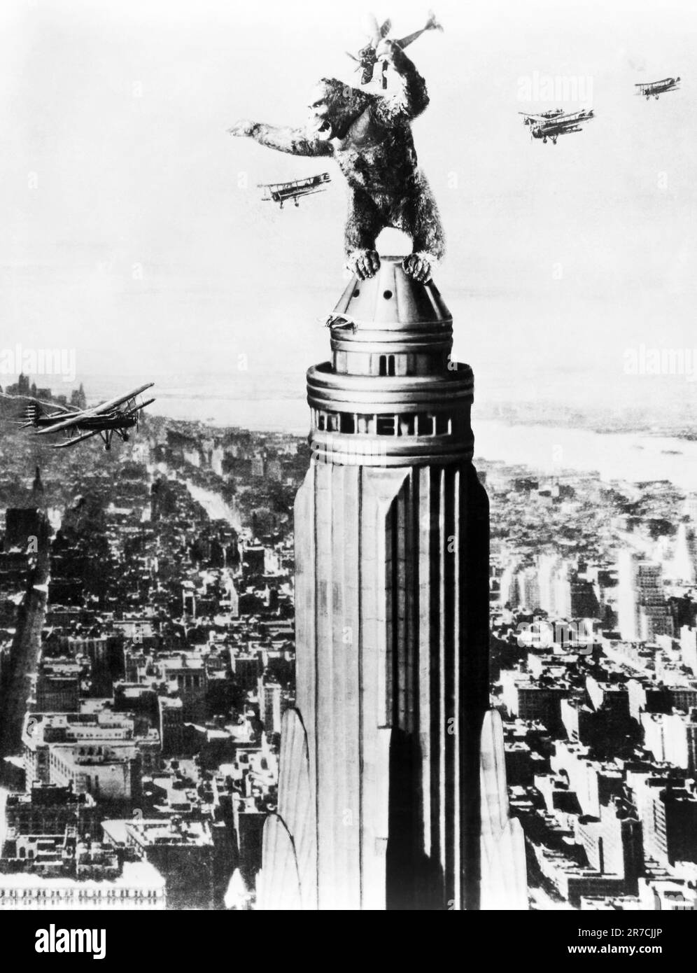 New York, New York, 1933 King Kong, befindet sich auf dem Empire State Building und kämpft in dieser Szene des Filmklassikers „King Kong“ gegen Doppeldecker. Stockfoto